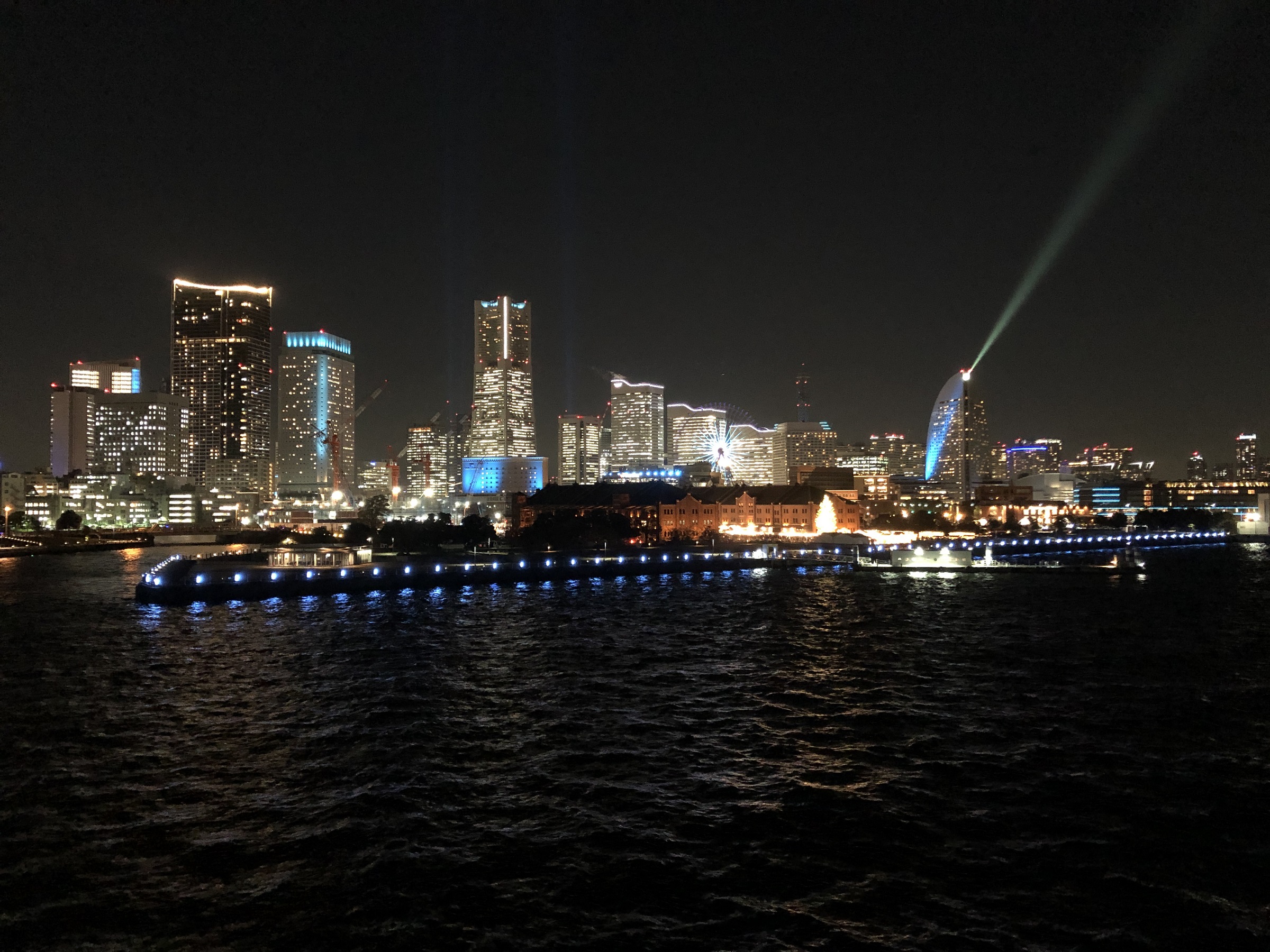 横浜港大さん橋国際客船ターミナルより