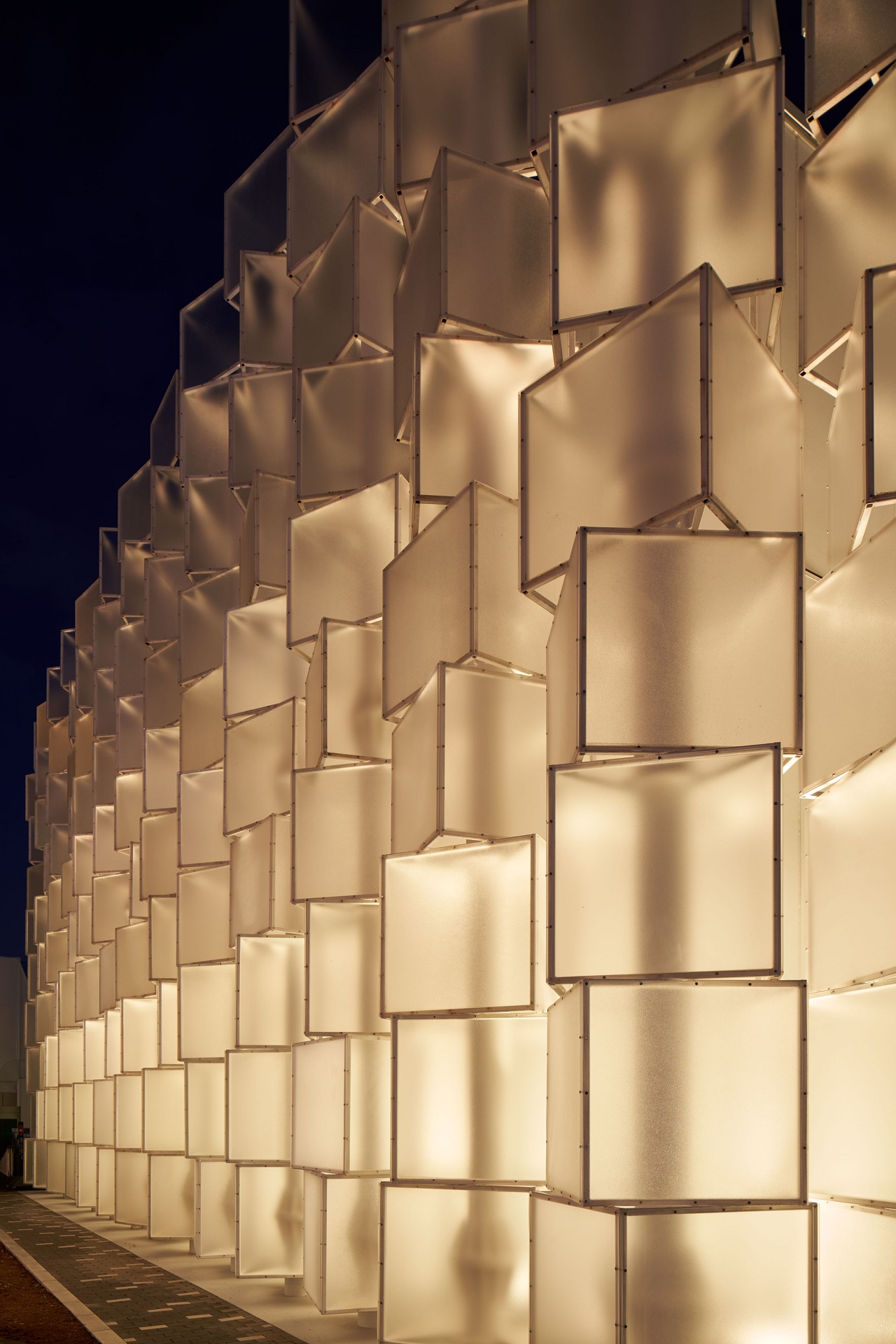 淡い色彩が多様なニュアンスを見せる