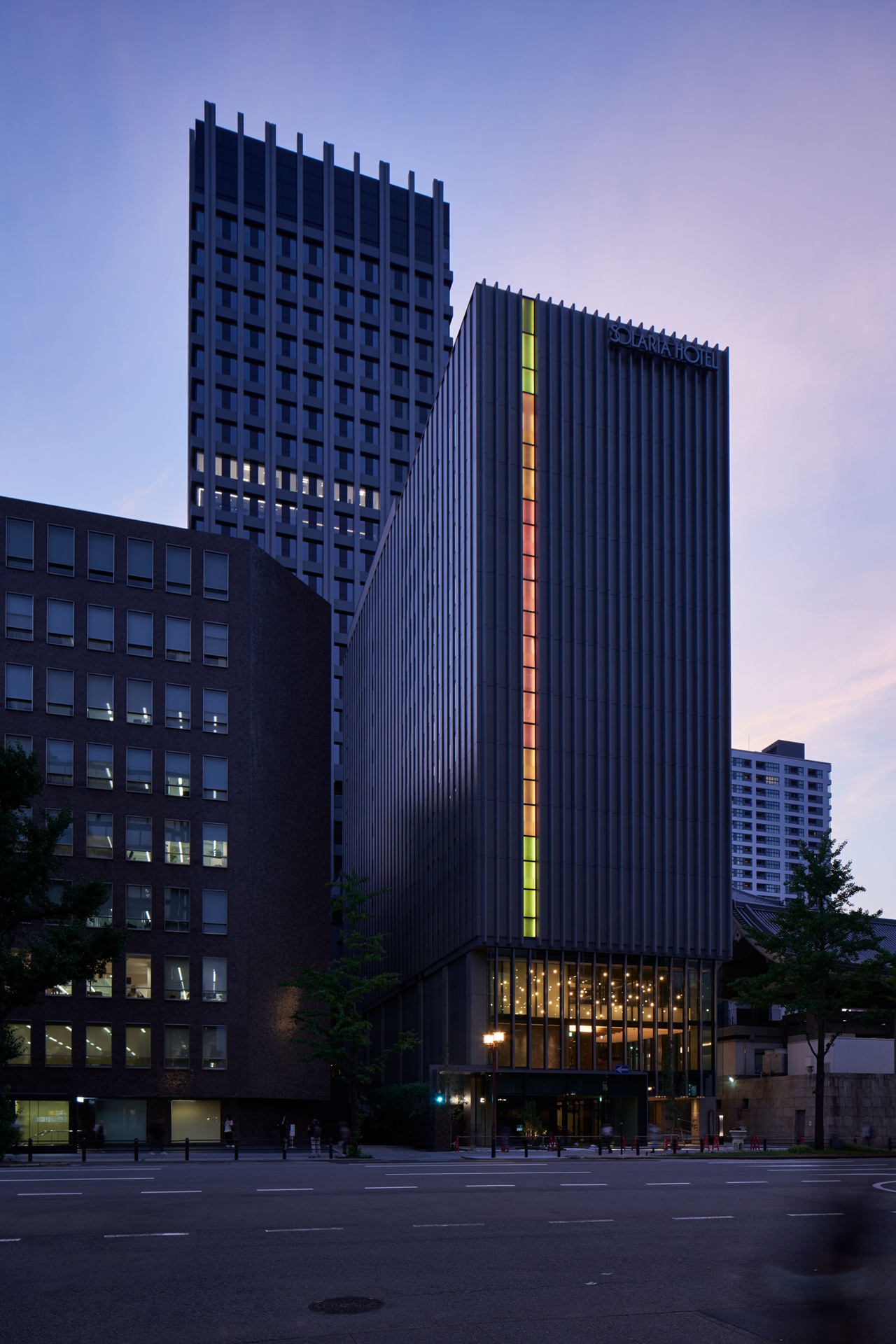 「秋の情景」を暖色が表現